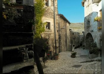 Il Piccolo Borgo Medievale Di Santo Stefano Di Sessanio