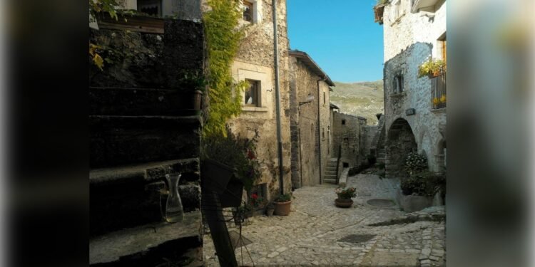 Il Piccolo Borgo Medievale Di Santo Stefano Di Sessanio